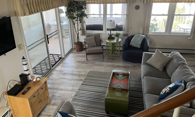 Portsmouth House | College Rental … 9 mth Listing 6 minutes from Roger Williams University