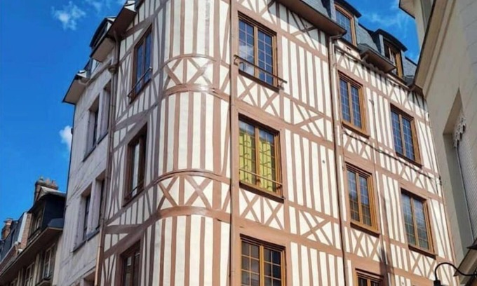 Quartier Vieux Marche-Cathedrale Apartment | Colombage" duplex apartment in Rouen's historic district