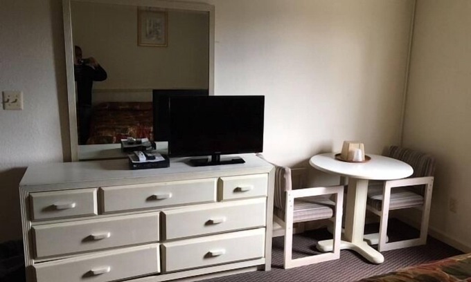 East Windsor Hotel | Colonade Motel