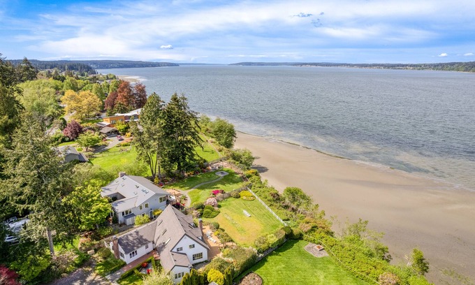 Langley House | Colonial Bluff House Above the Sea by AvantStay