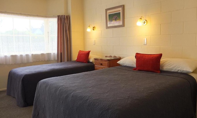 Cambridge Hotel | Colonial Court Motel