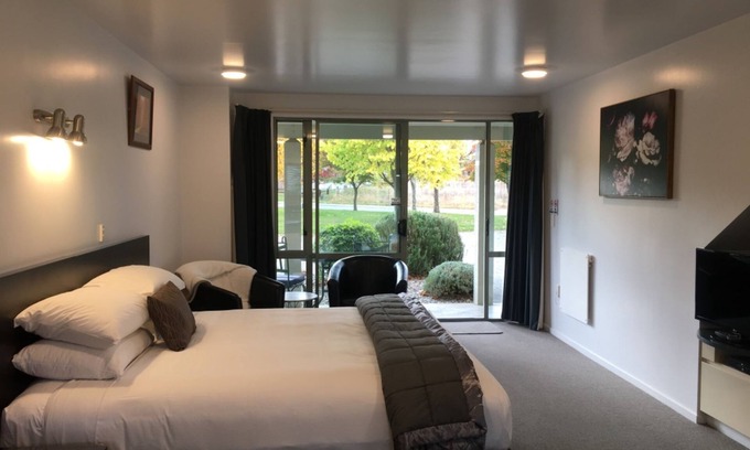 Lowburn Hotel | Colonial Manor Motel
