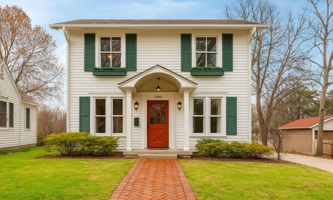 McKinney House | Colonial on College-Historic