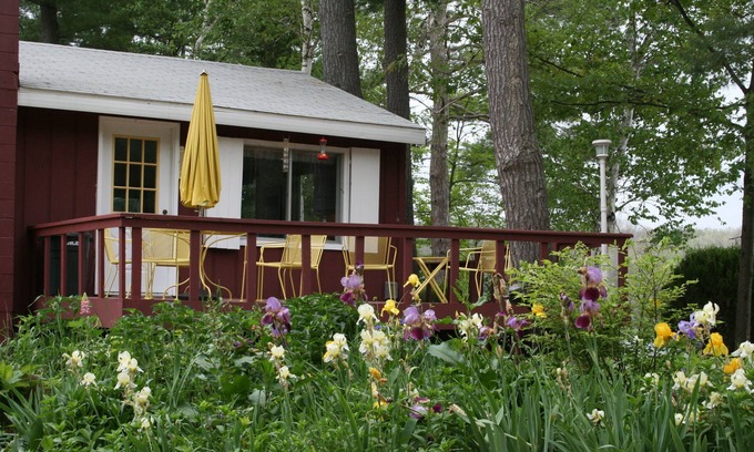 Lake Ann Cottage | Colorful, Cozy Cottage on Pearl Lake