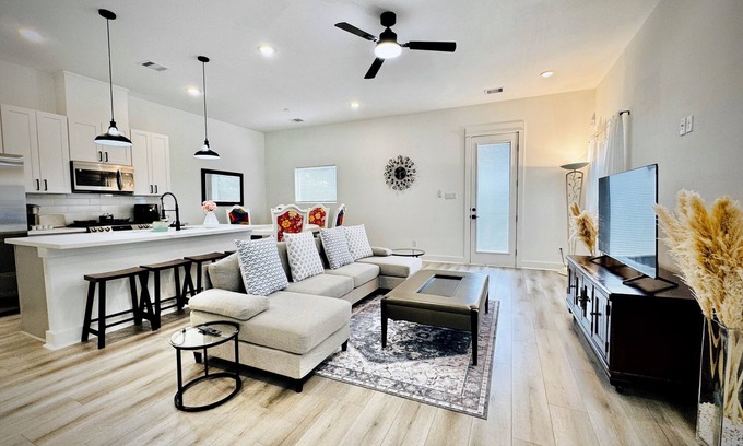 North Houston House | Colorful Dining Experience in Cozy Getaway