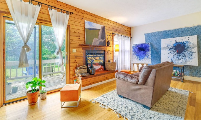 East Stroudsburg House | Colorful East Stroudsburg Townhome - Pets Welcome!