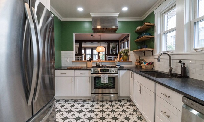 Edgewood House | Colorful family home | 2 King beds + Daybed
