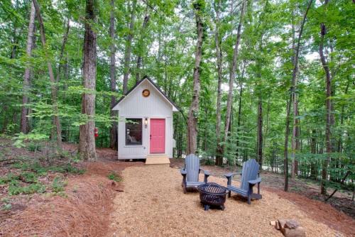 Groveoak House | Colorful Tiny House with Outdoor Sauna and Jacuzzi in Alabama