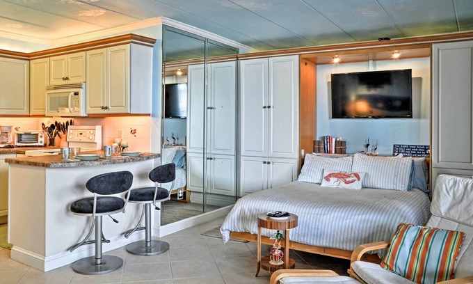 Virginia Beach Apartment | Colorful Virginia Beach Studio - Steps to Beach!
