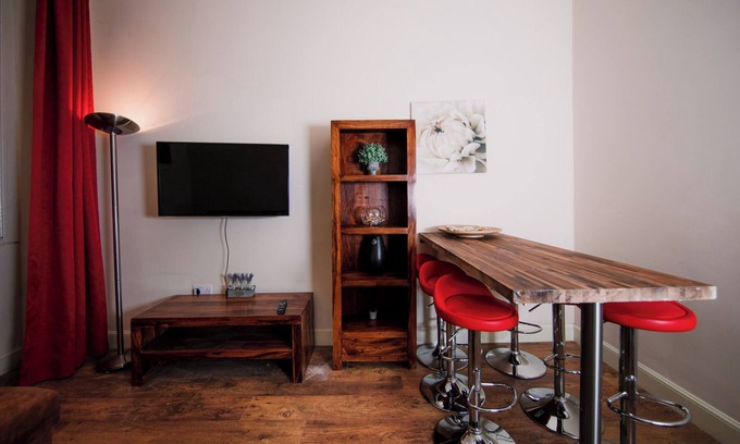 Leith Apartment | Colourful&Bright Apartment by Carlton Hill