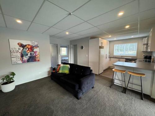 Whakamarama Apartment | Colourful Country Escape - Breakfast Included