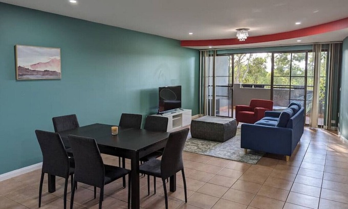 Garran Apartment | Colourful & Happy Apartment 3bd, 2bth @Garran