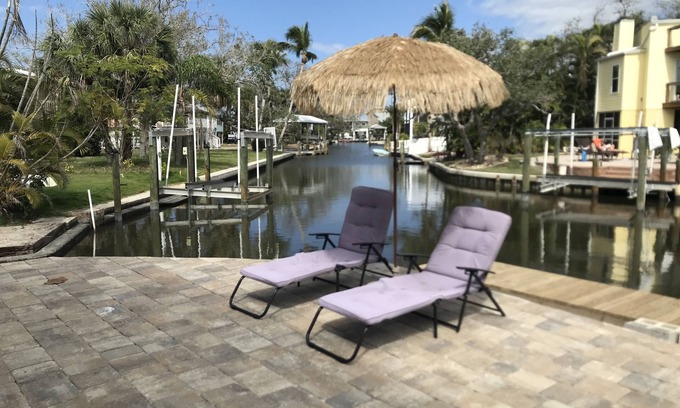 Mid Island Apartment | Come and enjoy the beach, canal and the whole island life!