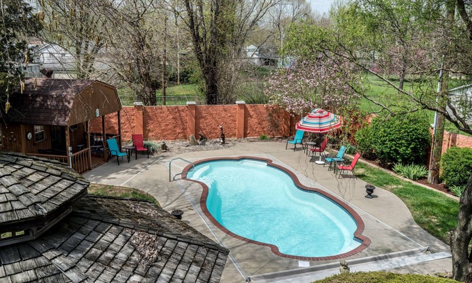 Jeffersonville House | Come explore all that Jeffersonville and Louisville have to offer