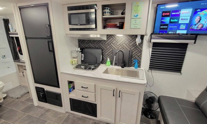 Woodford Park House | Come Glamping in this luxurious 2022 RV in DT FT MYERS, Very Private Space!