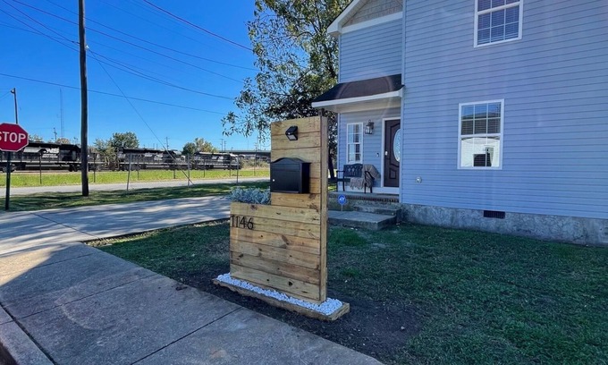 Chattanooga House | Come Relax and fall in love with your home away from home in this lovely, cozy completed renovated house. This home has a side deck along with a huge back yard. This house is centrally located in Downtown Chattanooga, all the while being conveniently a.