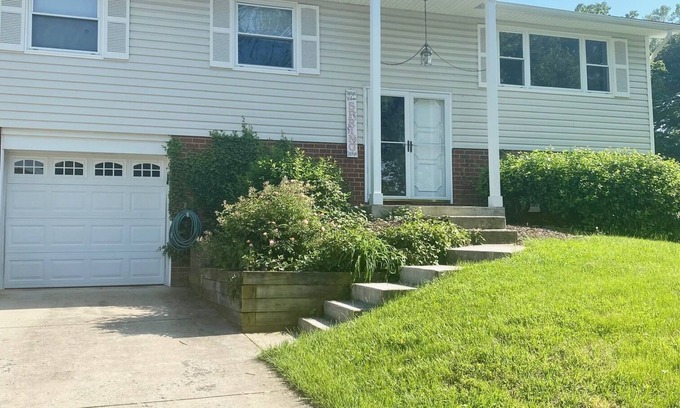 Arnold House | Come Seize the Bay! 4 miles from the Navy Campus