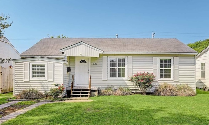 Texas City House | Come stay at "The Little Cozy", a home away from home! - virtual stage