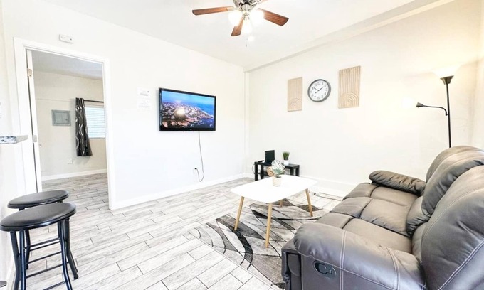 Lincoln Acres Apartment | Come stay in the serene neighborhood of Southcrest