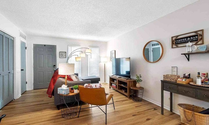 Wichita Apartment | Come stay with us at this modern 2, bed 1 bath apartment located in West Wichita