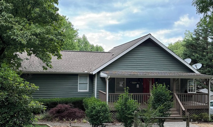Hiawassee House | Come to Serenity Cove nestled in the mountains and near beautiful Lake Chatuge.