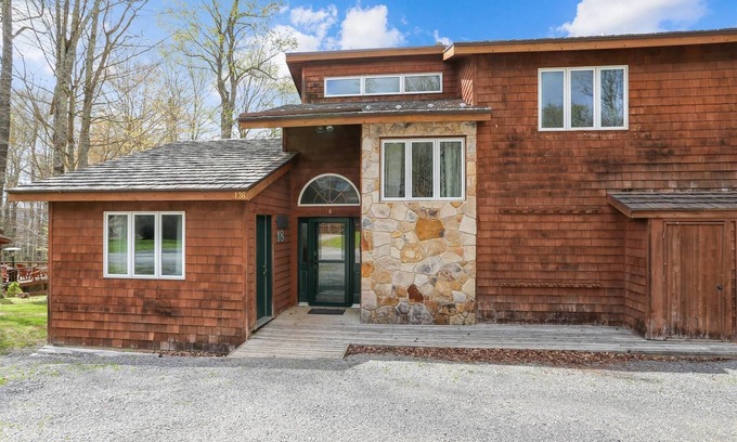 Timberline House | Comfort and beautiful views combine to create GREAT! Come perch at Crows Nest