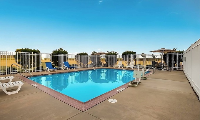 Saint Landry Hotel | Comfort and Convenience at Knights Inn Bunkie! Free Parking, Free Breakfast