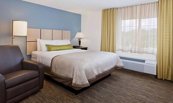 Wichita Hotel | Comfort and Convenience! Free Onsite Parking, Pets Allowed, Kitchen