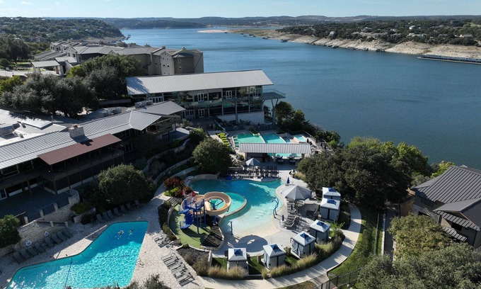 Lakeway Condo | Comfort and Serenity by the Lake w/Pool & Spa