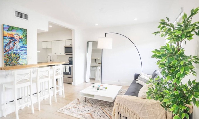 Bay Harbor Islands Apartment | Comfort and Style 2 Bed 1 bath 2 min to the Beach!