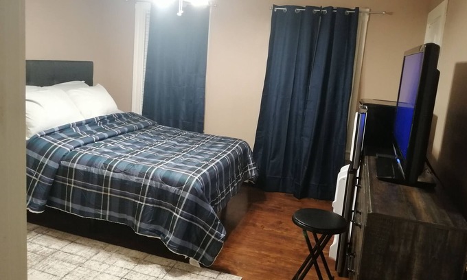 Quincy House | Comfort away from home -4mins walk to Quincy Adam t/station & 0 sec to b/stop