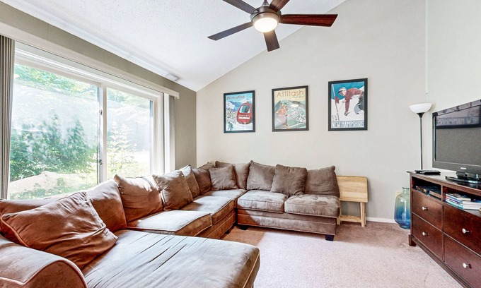 Bartlett Condo | Comfort, convenience & amenities: close to skiing, hiking & shopping