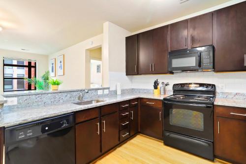 Arlington Apartment | Comfort & Convenience in Trendy Crystal City Loft