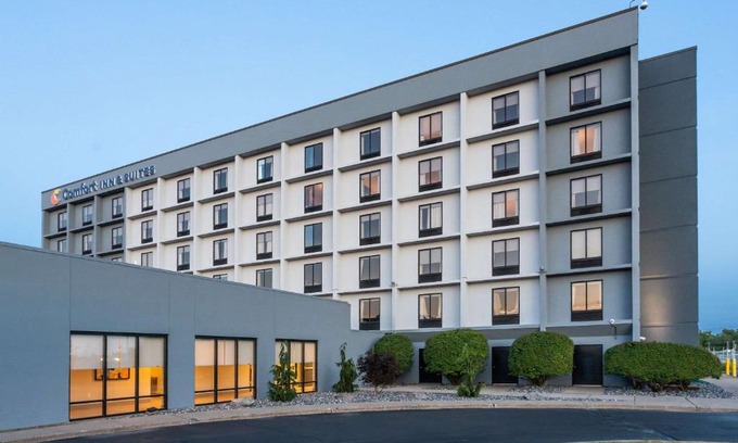 Cheektowaga Hotel | Comfort Inn & Suites Buffalo Airport