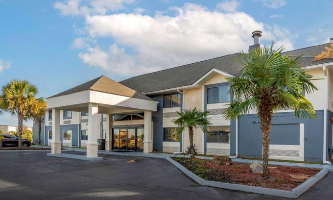 Warner Robins Hotel | Comfort Inn & Suites - near Robins Air Force Base Main Gate