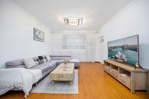 Bankstown House | Comfort Stay in Bankstown Free Parking