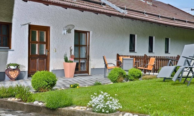 Arnbruck Apartment | Comfort vacation apartment (55 m²) for up to two people with sunbathing lawn and barbecue
