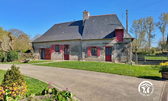 Saint-Michel-de-la-Roe Cottage | Comfortable cottage for 6 with spacious terrace