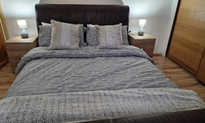Heath House | Comfortable 2 bedroom house with free parking and great transport links