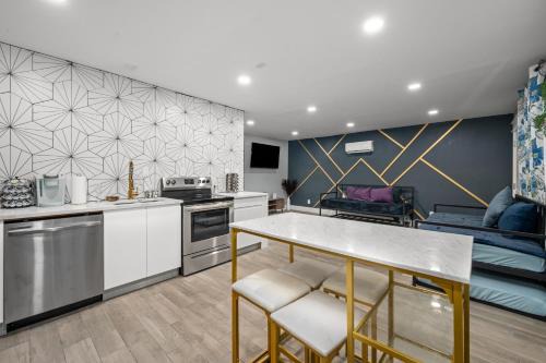 Houston Apartment | Comfortable 2BR Uptown Escape with Free Park