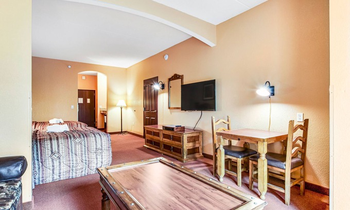 Wisconsin Dells Condo | Comfortable 2nd-floor studio with balcony & central AC - great location