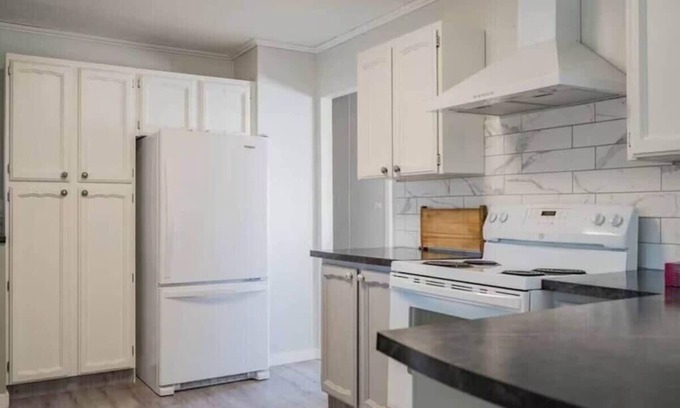 Winfield House | Comfortable 4 BD House with free parking-Unit A
