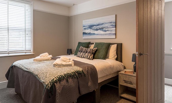 Charlton Kings Apartment | Comfortable 5-Bedroom House in Cheltenham