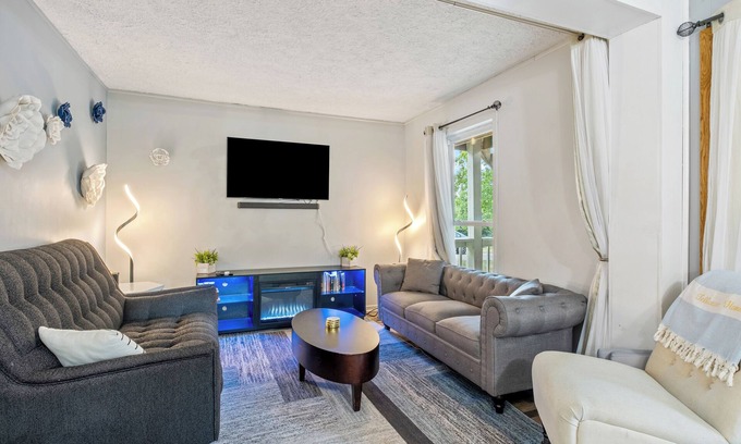 Trufant House | Comfortable 5br home w/lake views & tranquil sunrises