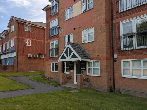 Baguley House | Comfortable and Peaceful 2 Bedroom Flat with Shared Bathroom and Kitchen Close to Manchester Airport