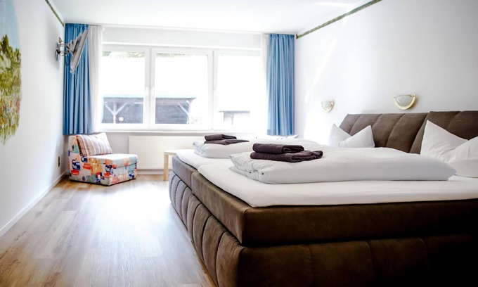 Zueschen Apartment | Comfortable and versatile room -perfect for relaxation, work and exchange