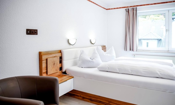 Zueschen Apartment | Comfortable and versatile room -perfect for relaxation, work and exchange