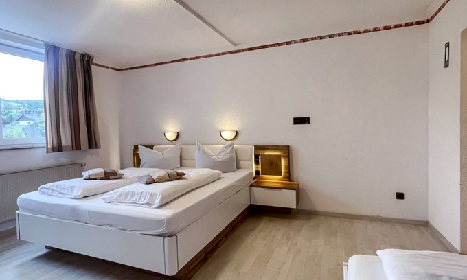 Zueschen House | Comfortable and versatile room -perfect for relaxation, work and exchange