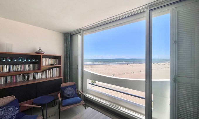 Le Grau-Du-Roi Apartment | Comfortable apartment with pool by the sea