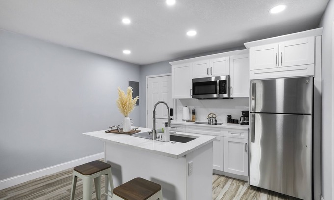 North Forest Hills Villa | COMFORTABLE apartment close to Bush GARDEN, 15min DOWNTOWN TAMPA